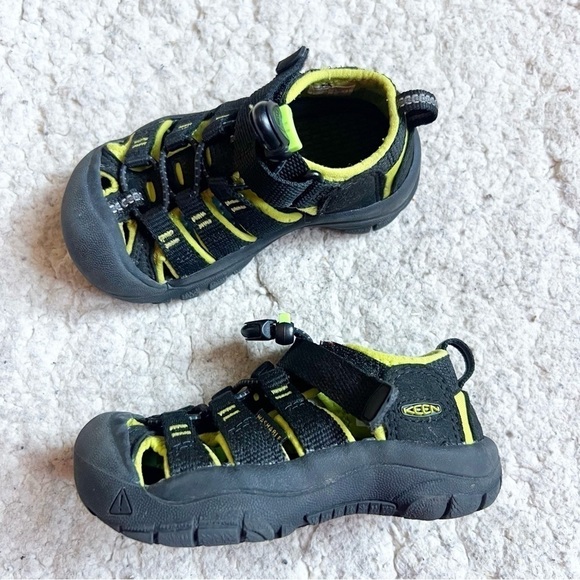 Little Kids' Black Lime Green Newport H2 Outdoor Closed Toed Sandals Size 8 - Picture 1 of 12